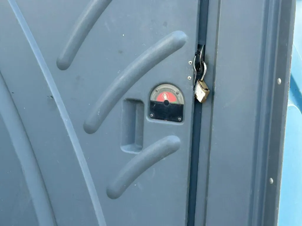 Closet sau un fel de “fișet”? Buda de la drumul mare (FOTO) – foto 3