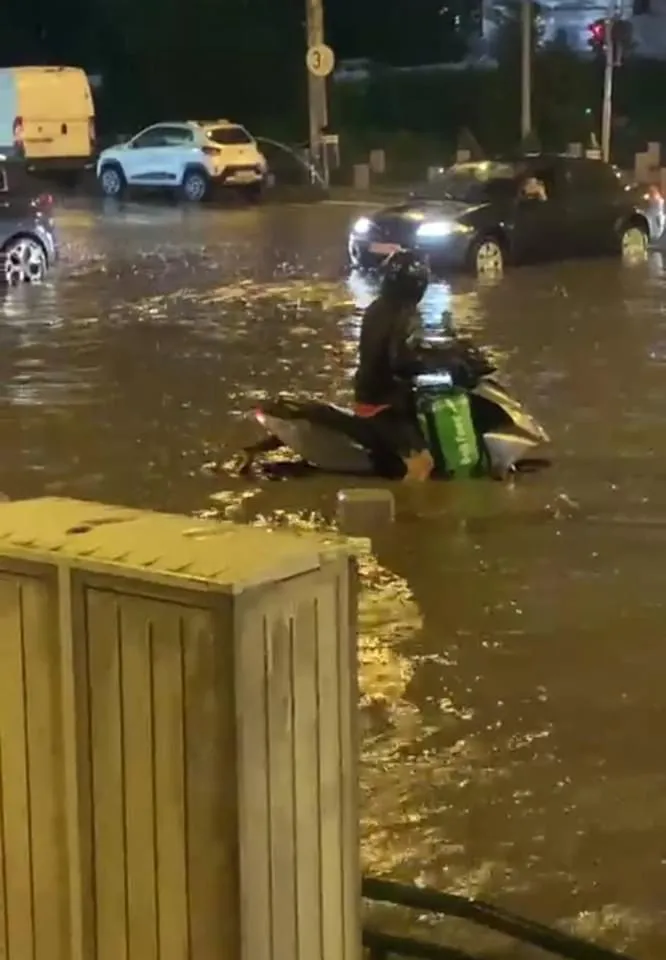 Cod roșu de vreme rea în Capitală. A fost potop (FOTO) – foto 6