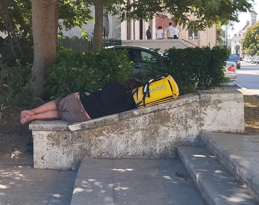 Să fim buni cu ei! Livratorii cedează, aducându-ne mâncarea – foto 2