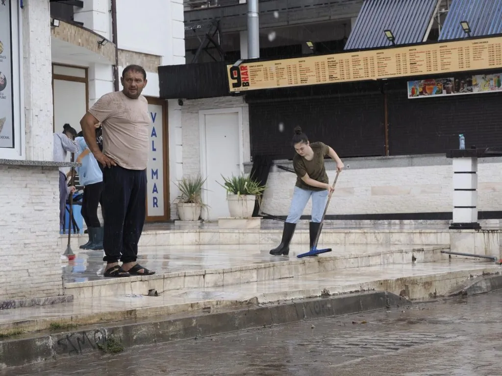 Mobilizare pe plaja din Vama Veche, după potop (FOTO)  – foto 7