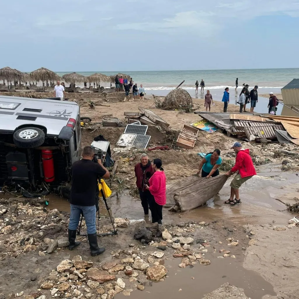 Mobilizare pe plaja din Vama Veche, după potop (FOTO)  – foto 12