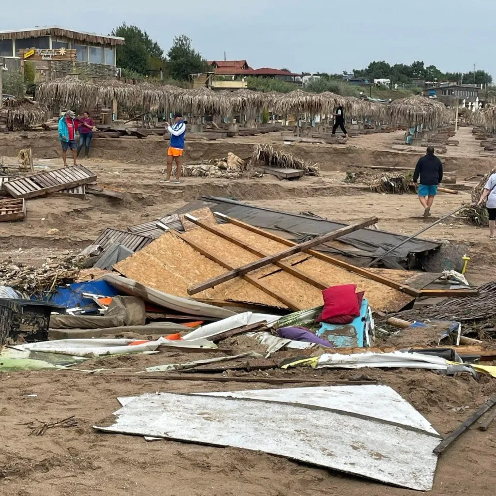 Mobilizare pe plaja din Vama Veche, după potop (FOTO)  – foto 6