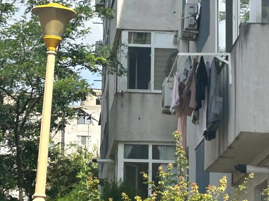 Cu rufele la fereastră – peisaj încă specific traiului la bloc, inclusiv la Constanța (FOTO) – foto 5