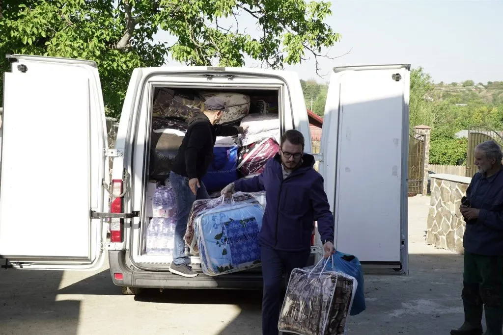 Ajutoare în valoare de 30.000 lei oferite de Episcopia Tulcii sinistraţilor din Galați – foto 2