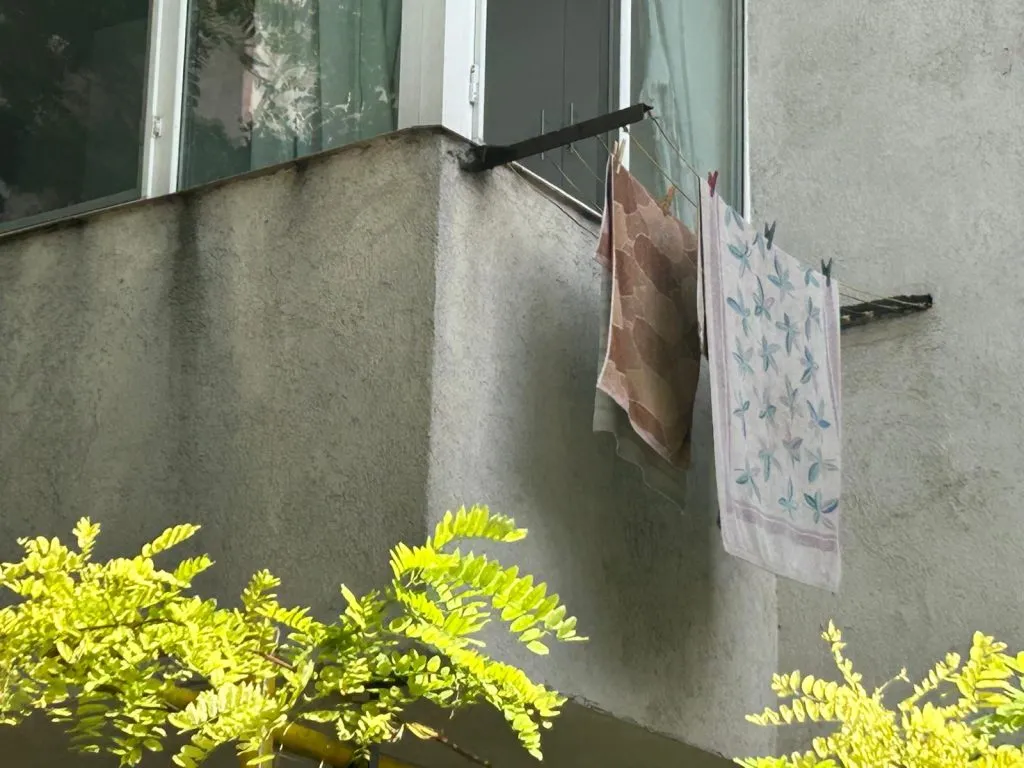 Cu rufele la fereastră – peisaj încă specific traiului la bloc, inclusiv la Constanța (FOTO) – foto 6