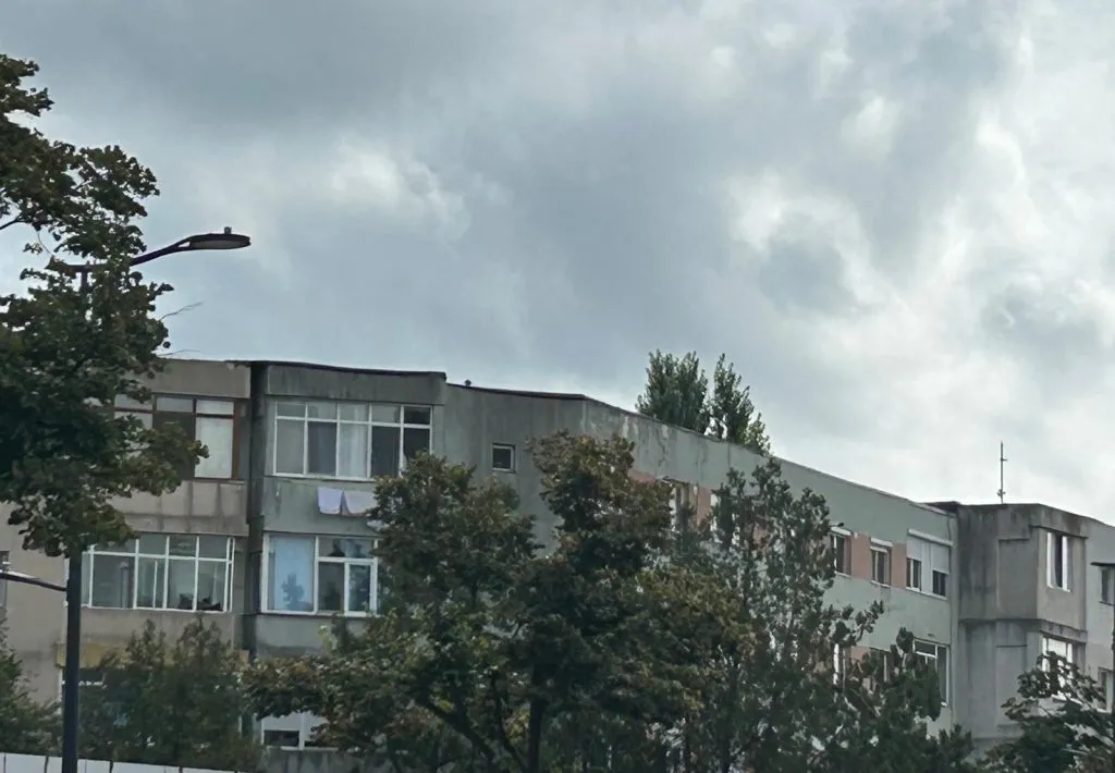 Cu rufele la fereastră – peisaj încă specific traiului la bloc, inclusiv la Constanța (FOTO) – foto 11