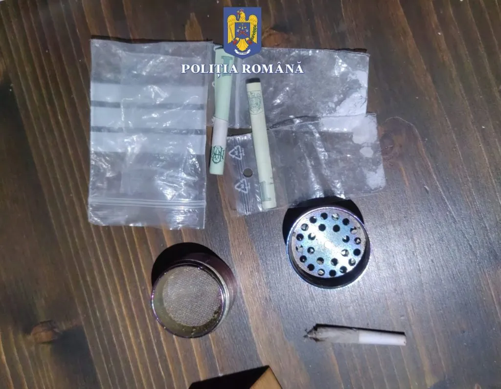 Tânără de 18 ani, prinsă în timp ce deținea substanțe cu efecte psihoactive – foto 2
