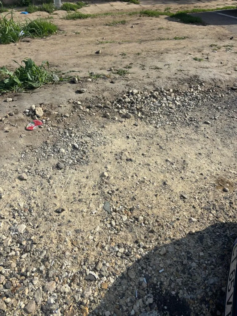 Ieri asfaltat, astăzi distrus! Trotuarul de pe Adamclisi, proprietate privată – foto 4