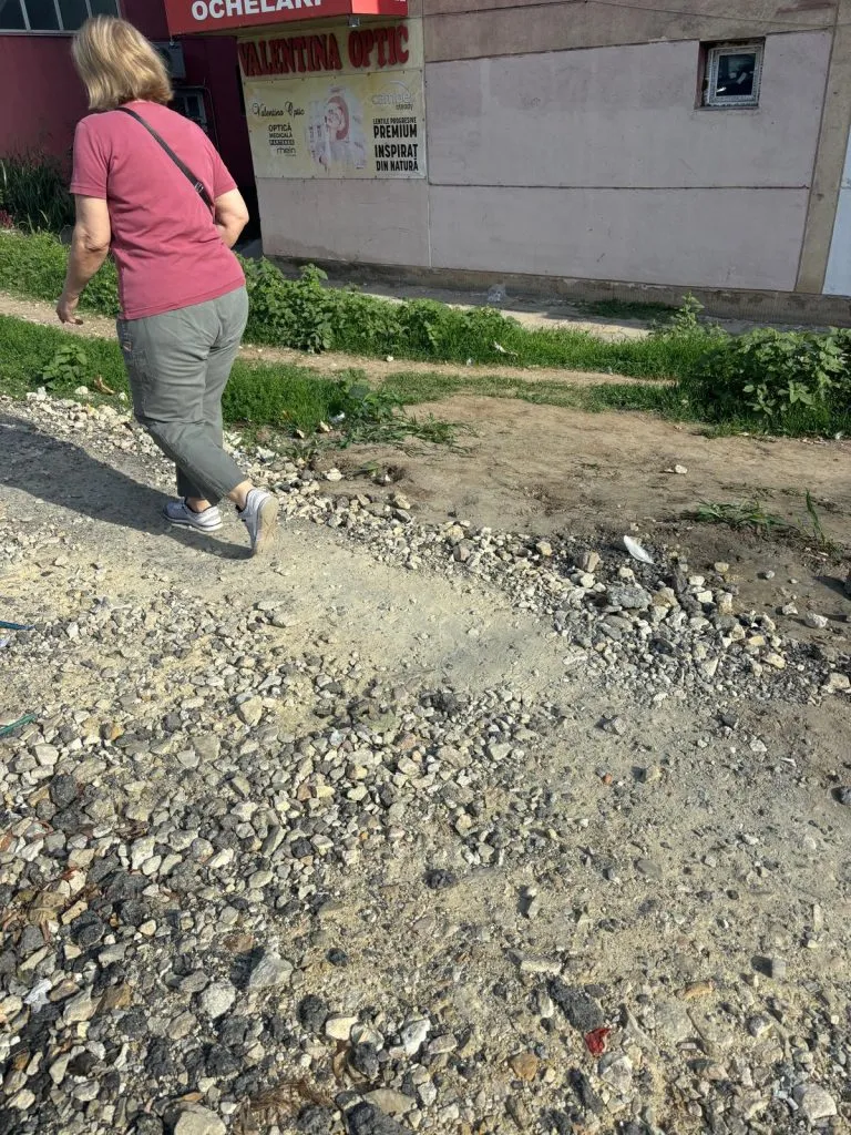 Ieri asfaltat, astăzi distrus! Trotuarul de pe Adamclisi, proprietate privată – foto 5