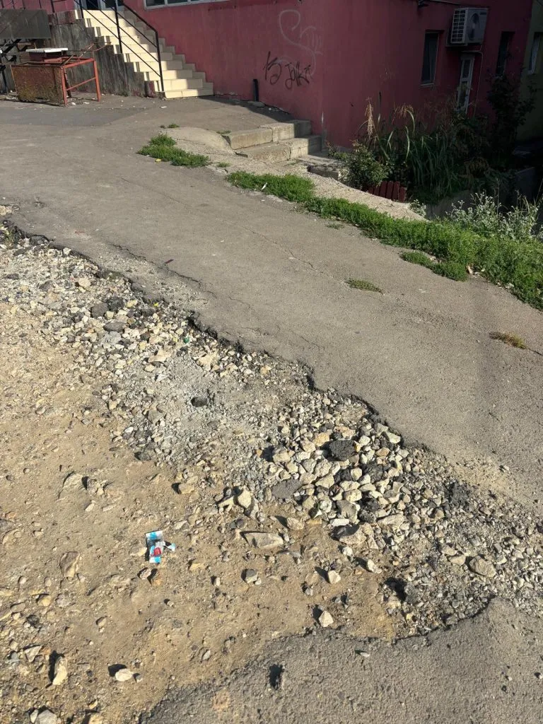 Ieri asfaltat, astăzi distrus! Trotuarul de pe Adamclisi, proprietate privată – foto 6
