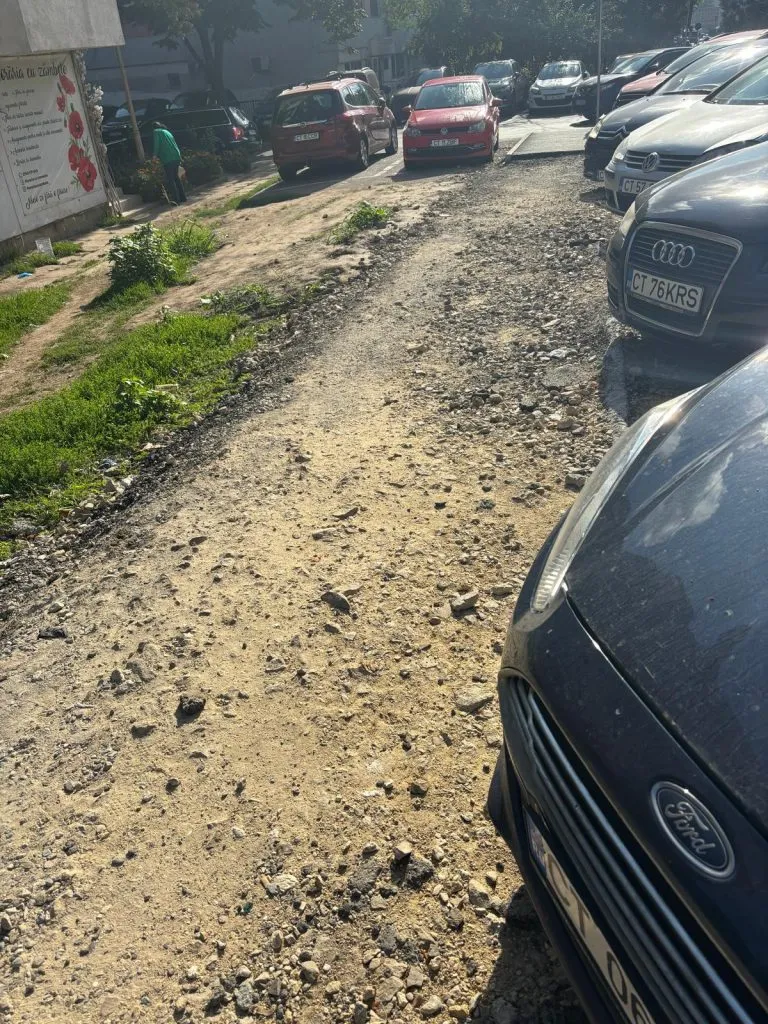Ieri asfaltat, astăzi distrus! Trotuarul de pe Adamclisi, proprietate privată – foto 7