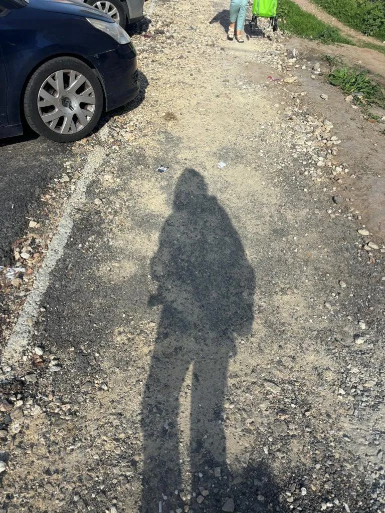 Ieri asfaltat, astăzi distrus! Trotuarul de pe Adamclisi, proprietate privată – foto 9