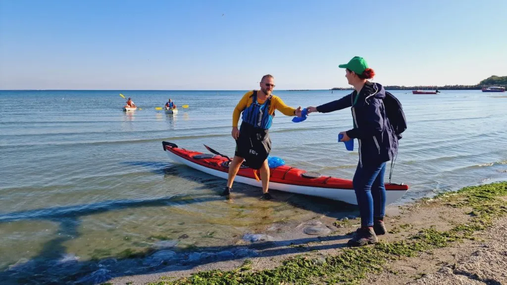 Acțiuni de igienizare pe Plaja Pescărie. Au folosit caiace pentru a aduna deșeurile marine – foto 2