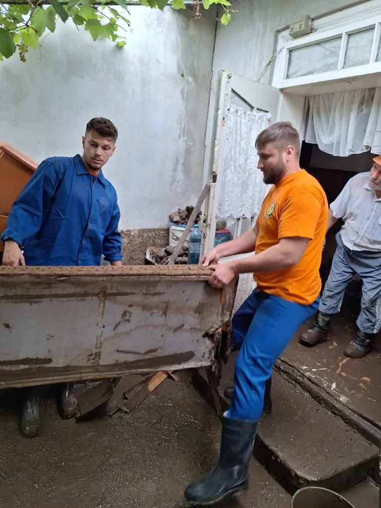 Asociația Corpul Salvatorilor Voluntari din România, în sprijinul românilor afectați de inundațiile devastatoare din Galați – foto 6