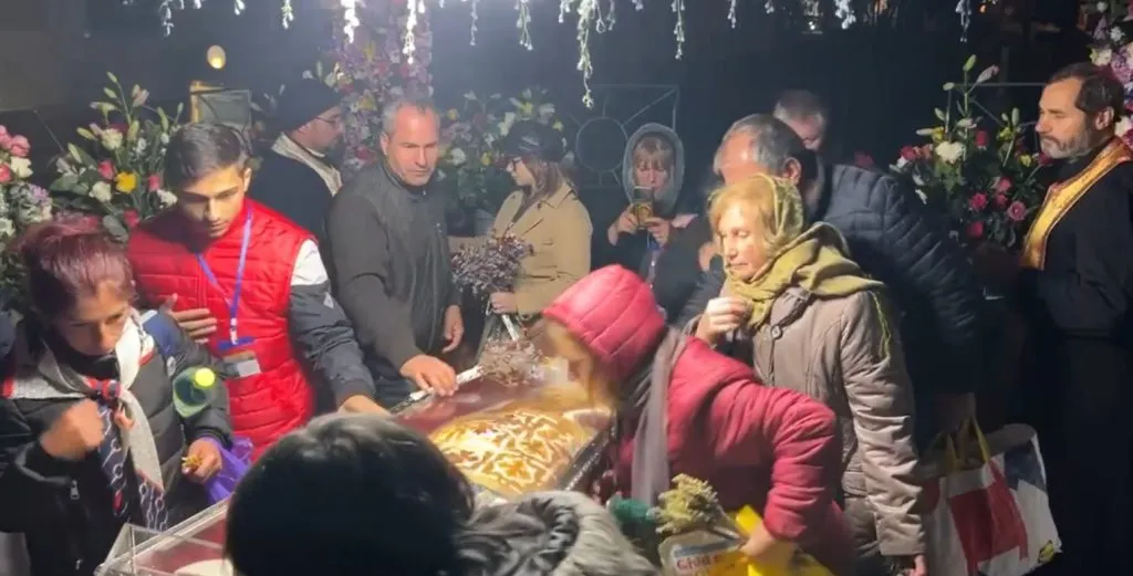 Peste 45.000 de credincioşi aşteaptă să se închine la Sfânta Parascheva, de hramul acesteia – foto 2