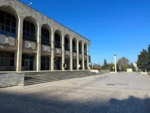 Casa de Cultură a Constanței, “umerașul” hainelor de iarnă… – foto 3