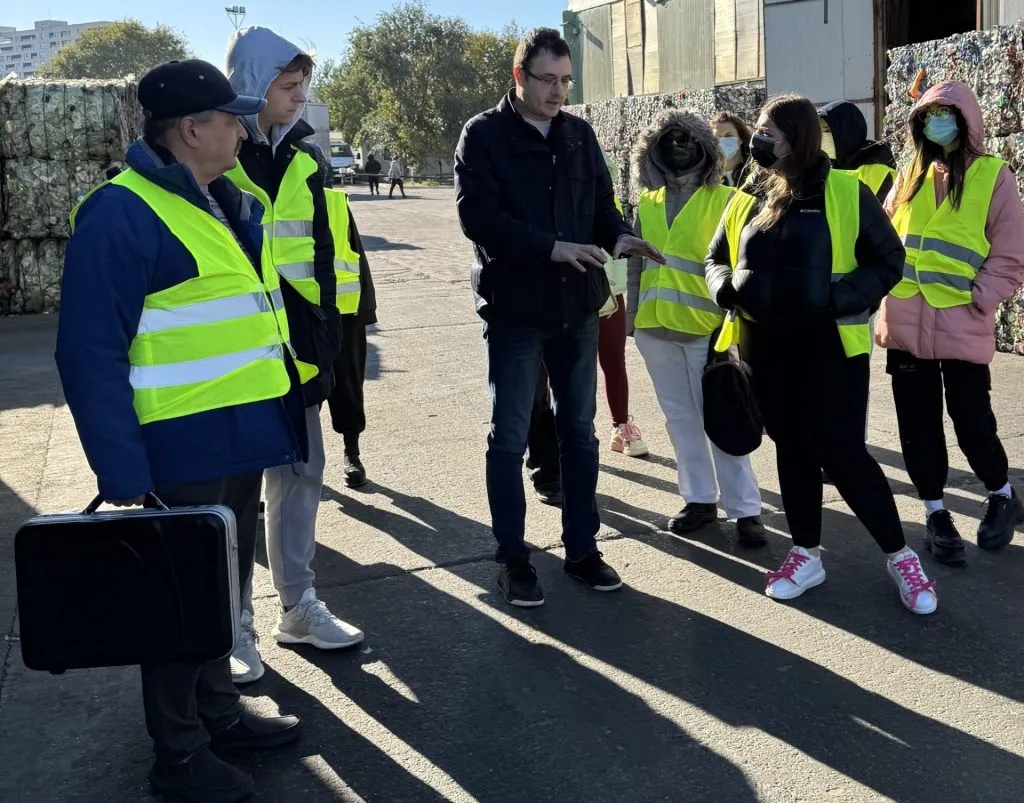 Studenții de la Facultatea de Electromecanicǎ Navalǎ, în vizitǎ la Stația de Sortare a Deșeurilor Reciclabile! – foto 4
