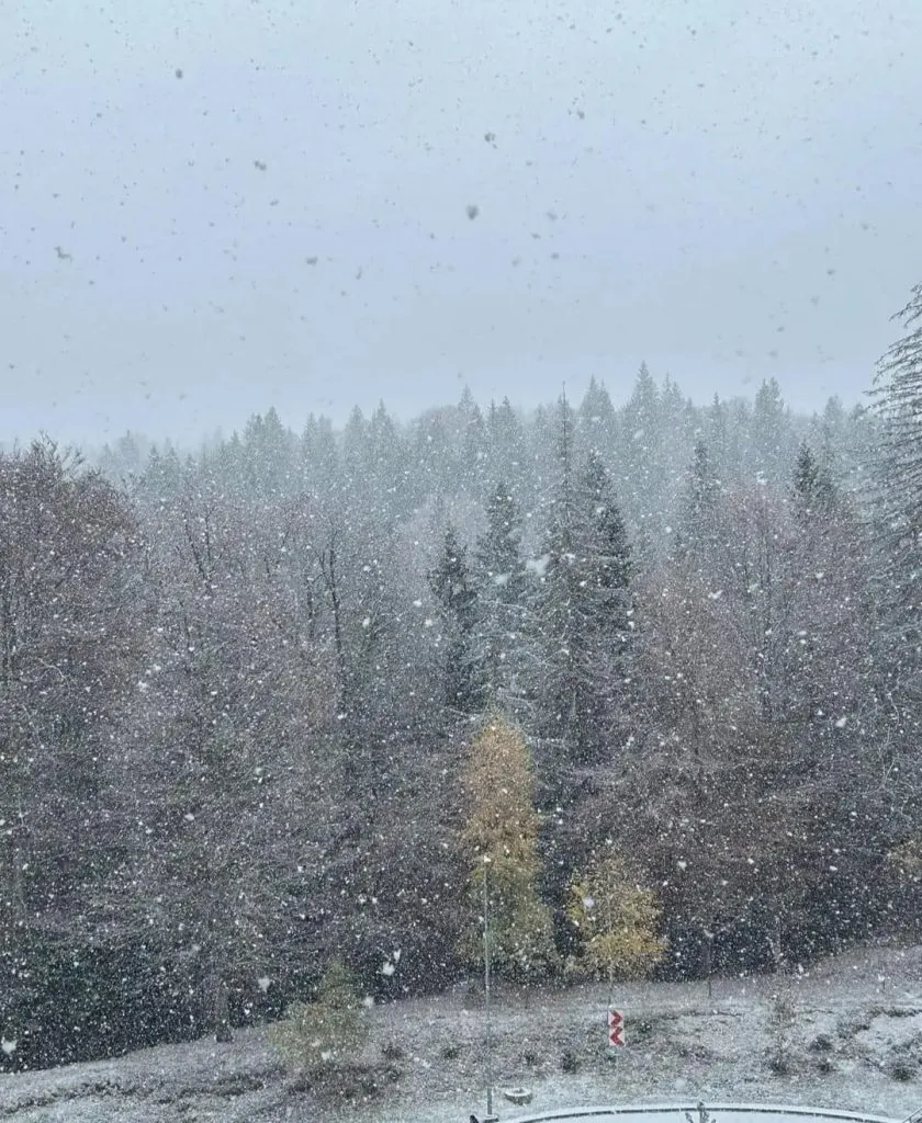 La noi plouă, la munte a nins (FOTO)  – foto 3