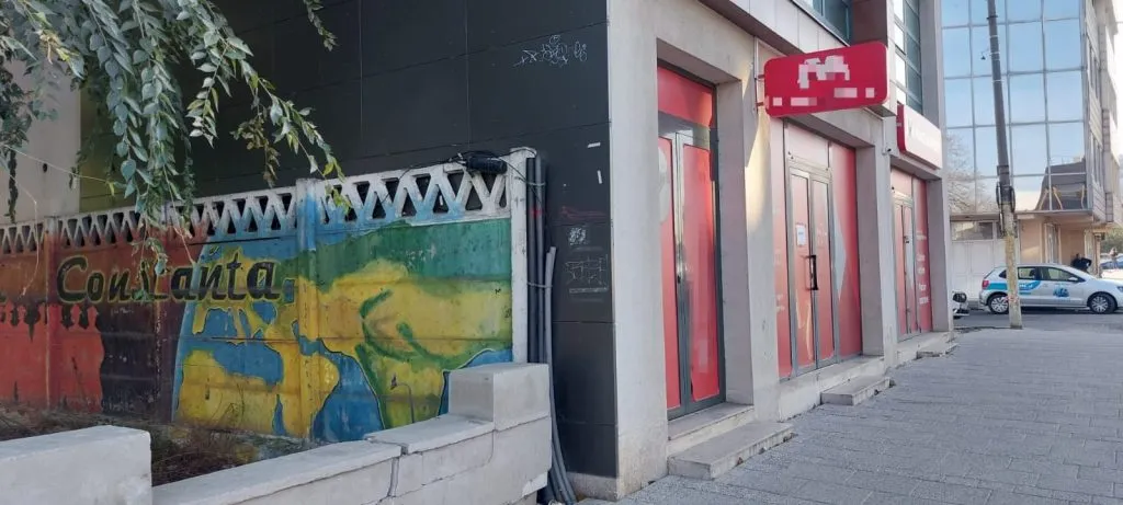 Față în față cu pericolul dependenței: Sală de pariuri sportive, deschisă „în buza” Universității Ovidius – foto 3