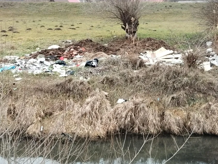 Înghețați în nepăsare. Și iarna facem mal din gunoaie, în jurul apelor – foto 4
