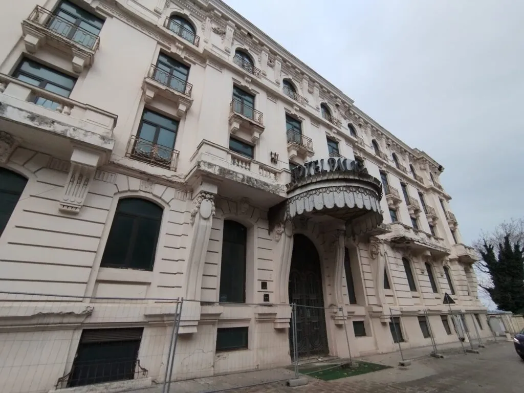 Recunoașteți clădirea? Era casa bogaților odată – foto 2