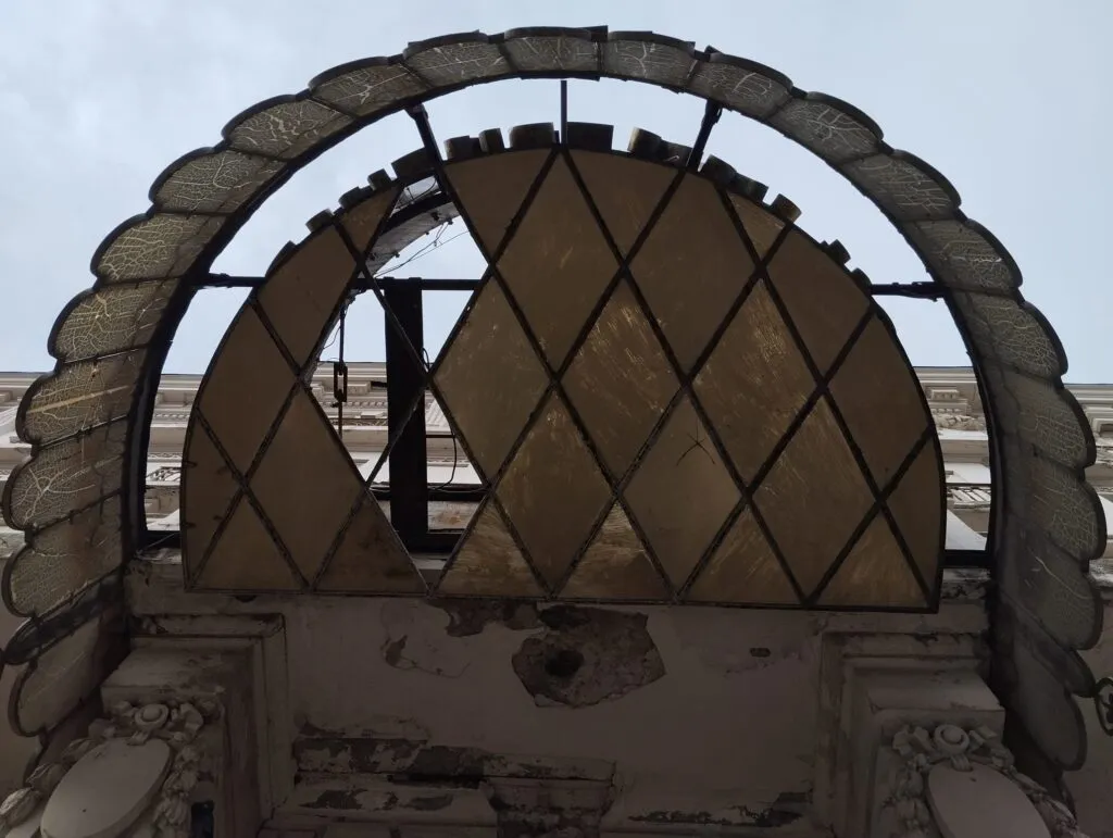 Recunoașteți clădirea? Era casa bogaților odată – foto 5