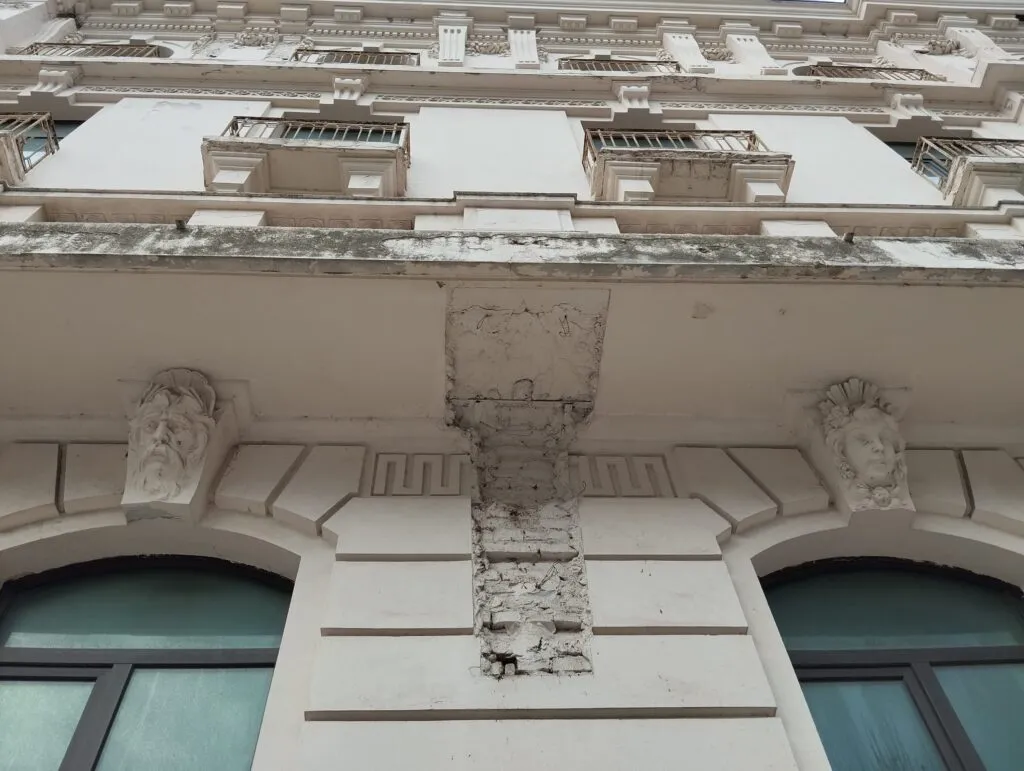 Recunoașteți clădirea? Era casa bogaților odată – foto 3