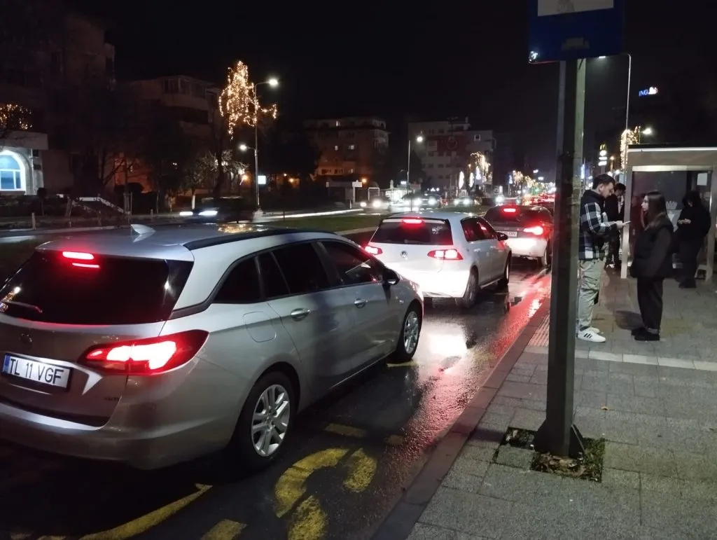 Blochează stația de autobuz pentru că le e foame. Nu e o glumă! – foto 2