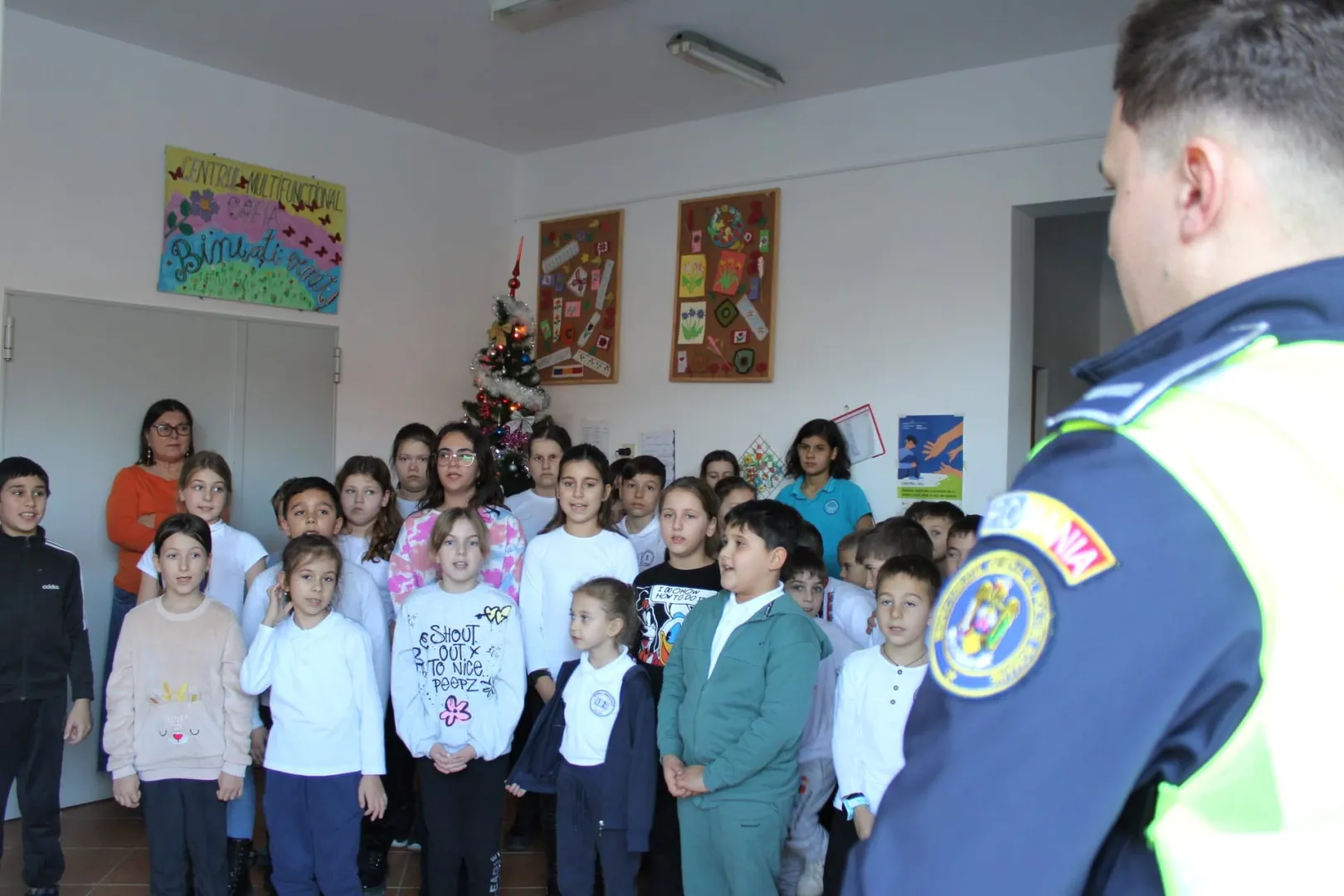 Polițiștii tulceni, mesagerii lui Moș Crăciun pentru copiii de la Centrul „Sofia”