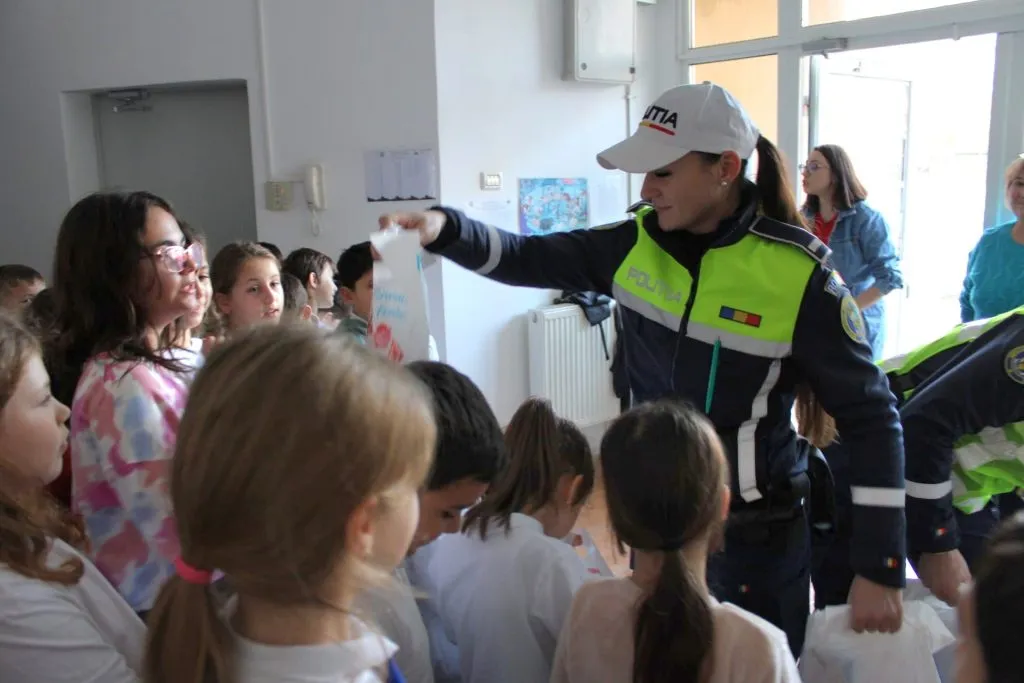 Polițiștii tulceni, mesagerii lui Moș Crăciun pentru copiii de la Centrul „Sofia” – foto 4