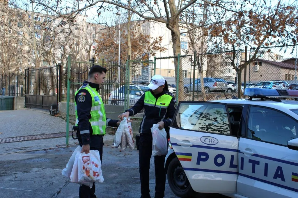 Polițiștii tulceni, mesagerii lui Moș Crăciun pentru copiii de la Centrul „Sofia” – foto 3