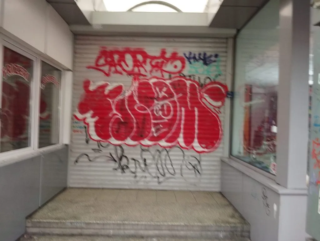 Pavaj din gumă de mestecat, în centrul Constanței – foto 2