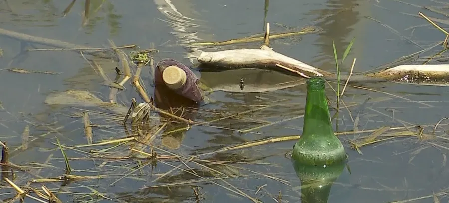 Înghețați în nepăsare. Și iarna facem mal din gunoaie, în jurul apelor – foto 3