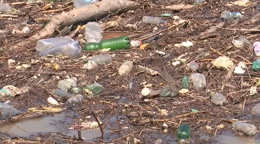 Înghețați în nepăsare. Și iarna facem mal din gunoaie, în jurul apelor – foto 2