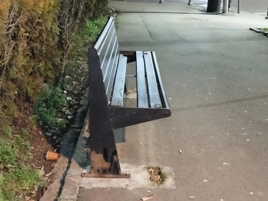 Nu stau în banca lor. Au distrus toate băncile de aici – foto 2