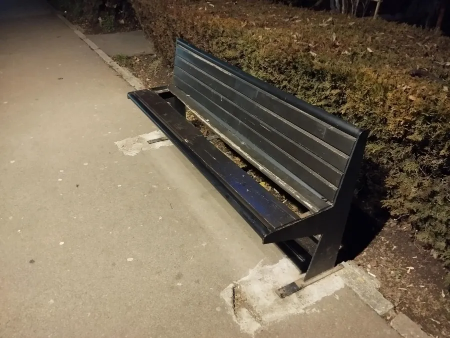 Nu stau în banca lor. Au distrus toate băncile de aici – foto 3