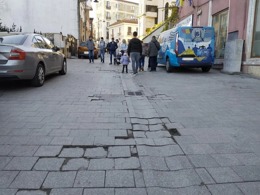 Pavaj ciobit în ritm de Zorba Grecu, pe strada grecească – foto 4