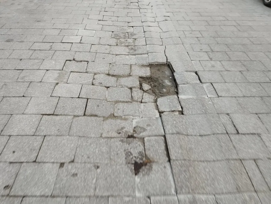 Pavaj ciobit în ritm de Zorba Grecu, pe strada grecească – foto 5