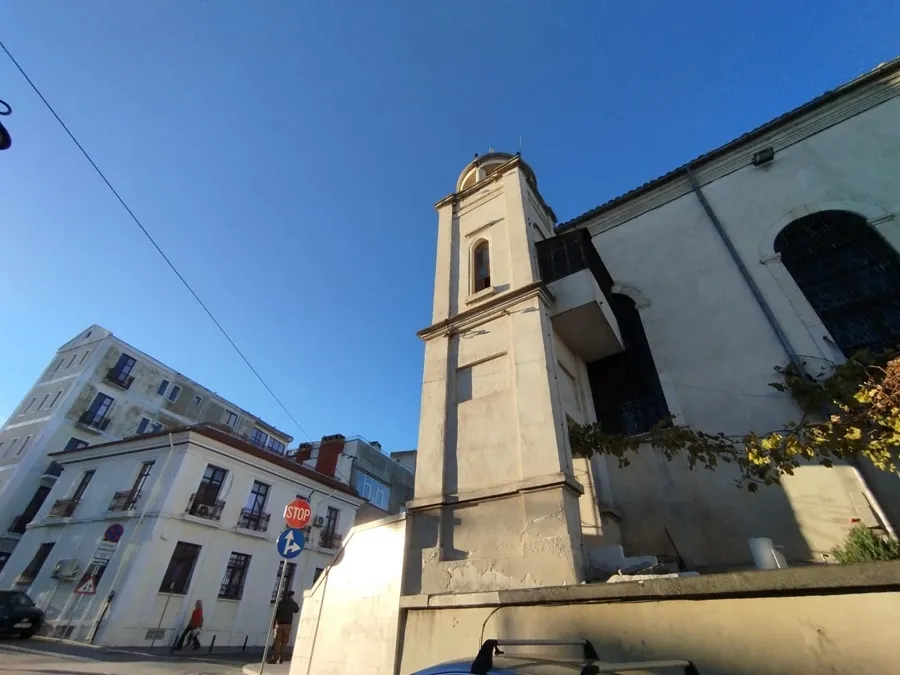 Pavaj ciobit în ritm de Zorba Grecu, pe strada grecească – foto 7