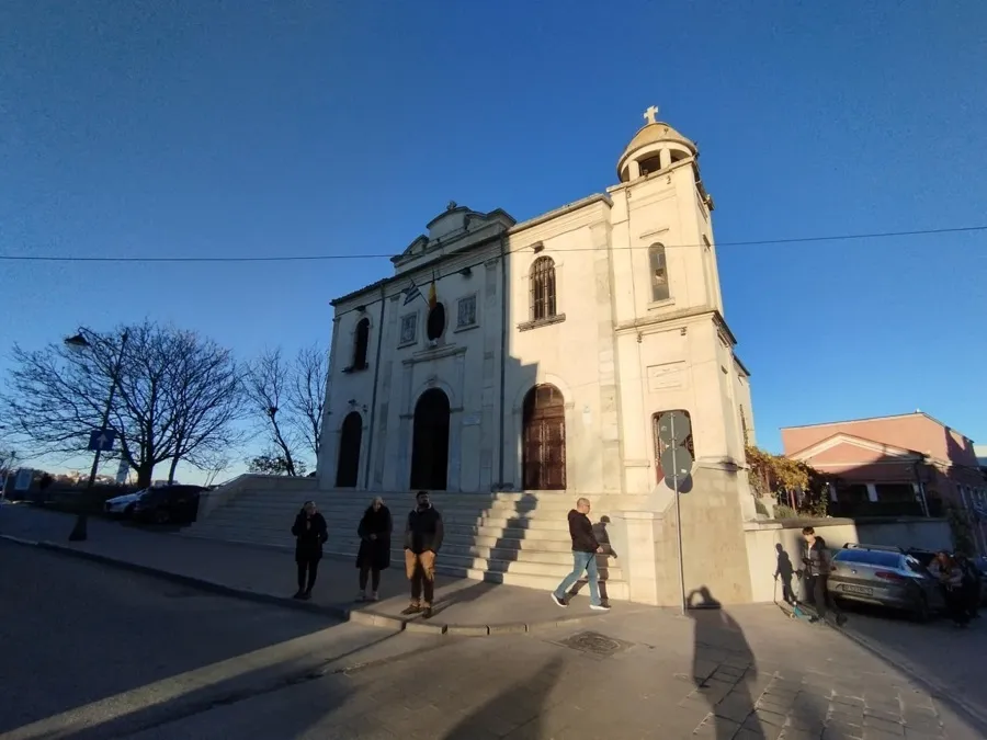 Pavaj ciobit în ritm de Zorba Grecu, pe strada grecească – foto 8