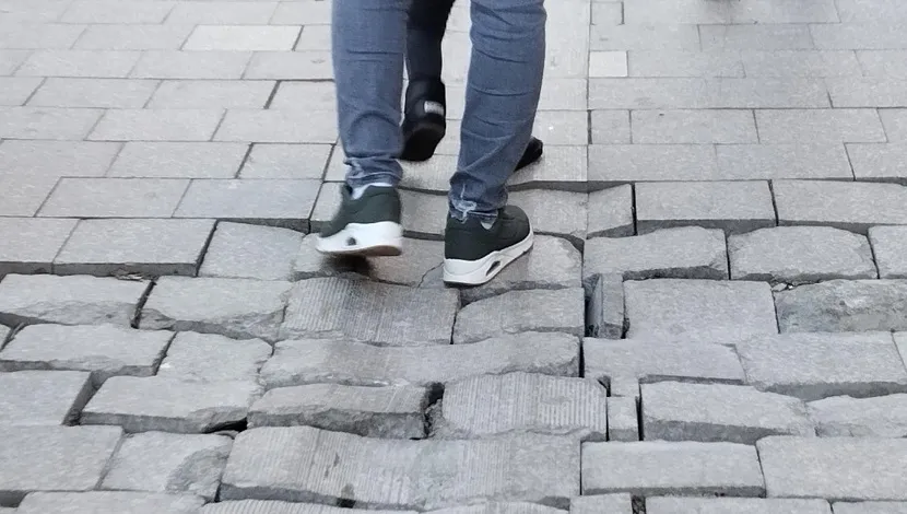 Pavaj ciobit în ritm de Zorba Grecu, pe strada grecească – foto 6