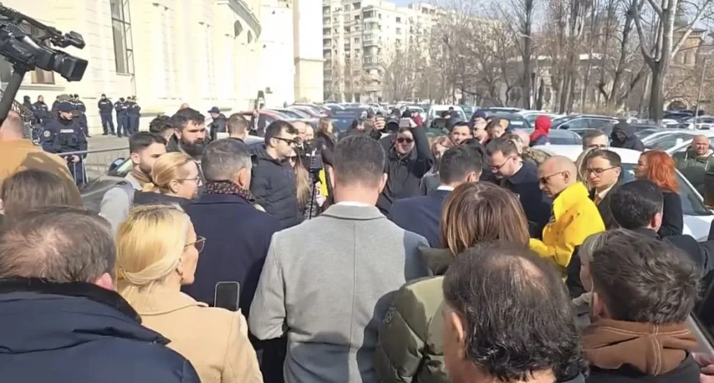 UPDATE: Călin Georgescu, ridicat din trafic de polițiști și dus la audieri  – foto 3