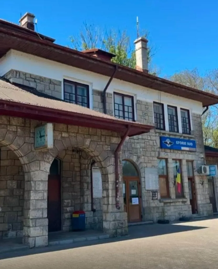 “Perlele” ruginite ale CFR-ului. Iată cum arată gările din sudul litoralului, cu două zile înainte de 1 mai – foto 3