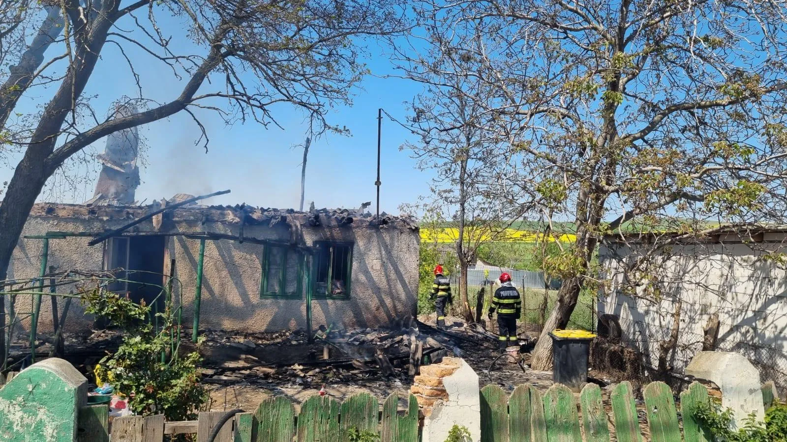 Casă în flăcări și risc de explozie, în județul Tulcea