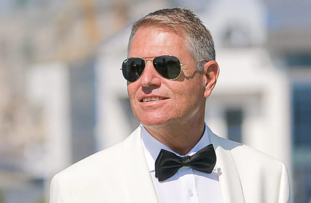 Klaus Iohannis a devenit ținta ironiilor după ce a fost filmat dând cu mătura