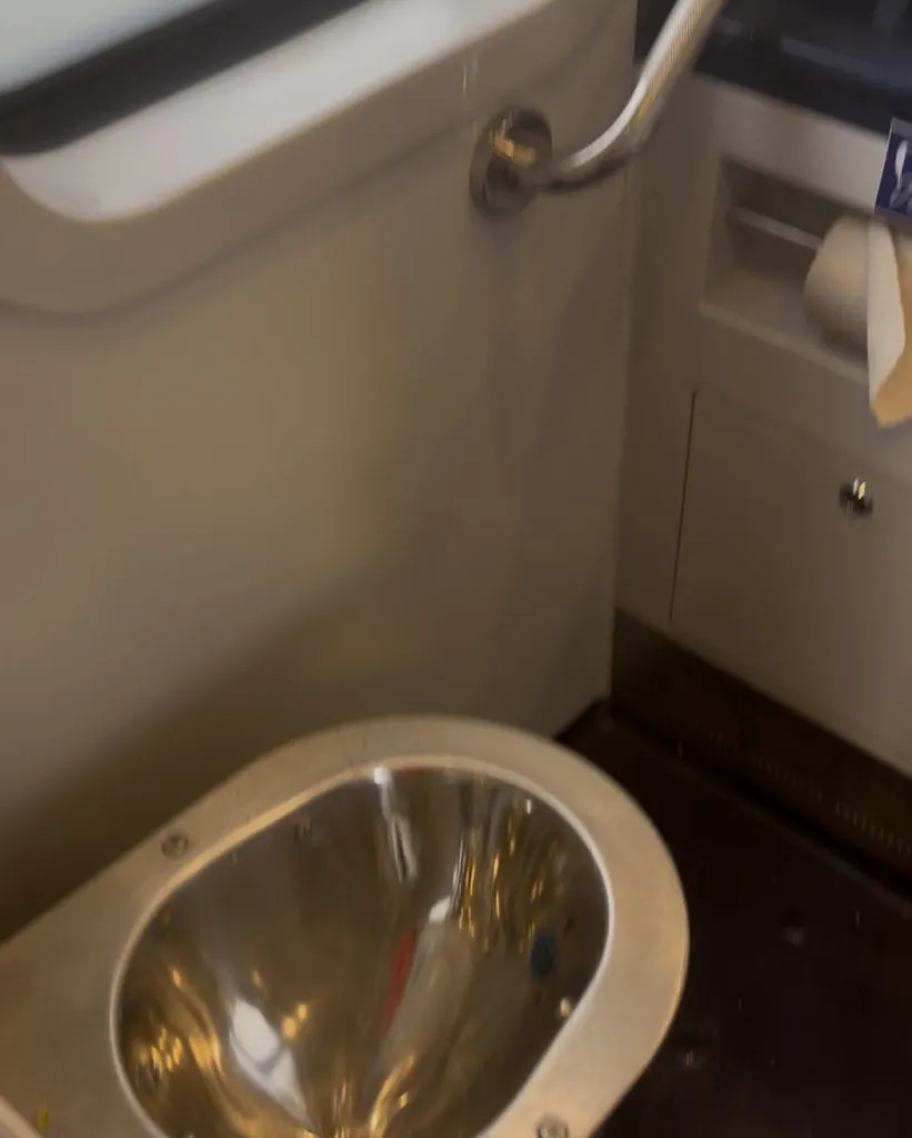 Cu trenul nou, spre Capitală. Păstrăm și “tradiția”… “nu merge sau nu știm să folosim butonul”?! (FOTO) – foto 2