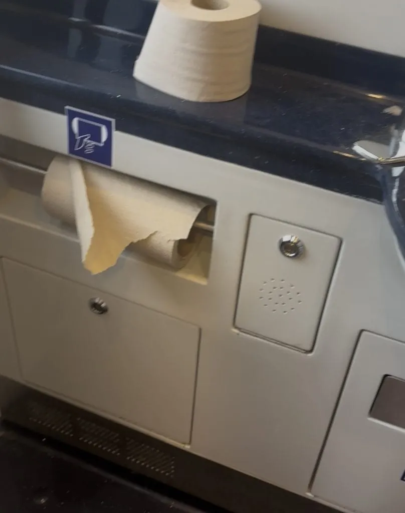 Cu trenul nou, spre Capitală. Păstrăm și “tradiția”… “nu merge sau nu știm să folosim butonul”?! (FOTO) – foto 4