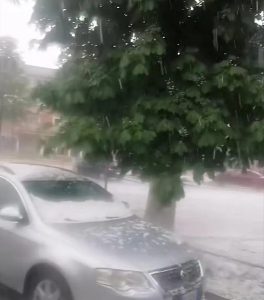 Vremea extremelor: furturi de nisip, trombe marine și ploi cu gheață (FOTO) – foto 4