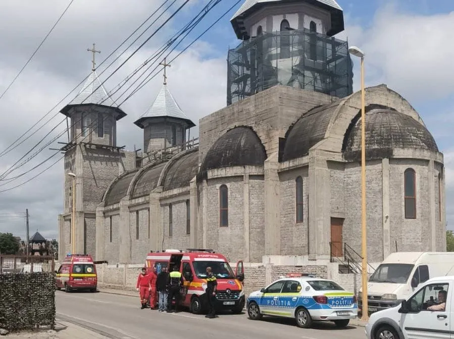 UPDATE: O persoană a căzut de pe acoperișul unei biserici din Constanța. Intervin salvatorii