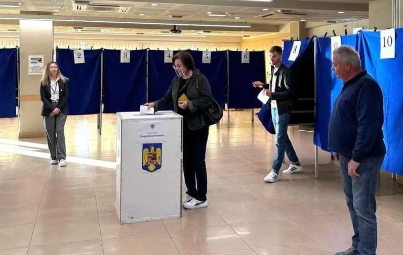 (ALEGERI PREZIDENȚIALE) MAE: Românii aflați la coadă la ora 21:00 pot vota până la 23:59 (ora României)